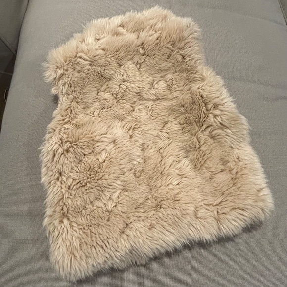 Mini Boden Cream Faux Fur Vest Toddler Girl 2/3 - Picture 10 of 13